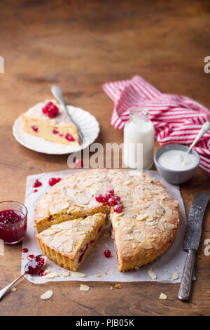 Mandel- und Himbeere Kuchen, Bakewell tart. Traditionelle britische Gebäck. Holz- Hintergrund. Kopieren Sie Platz. Stockfoto