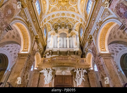 Rom, Italien, 13. Oktober 2016: reich verzierten Innenraum und Orgel der barocken Kirche von St. Louis der Französischen, San Luigi dei Francesi in Rom, Italien durch Piazz Stockfoto