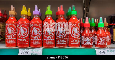 Leuven, Belgien - 19. Januar 2015: Flaschen verschiedener Aromen von Sriracha Hot Chili Sauce von Flying Goose Brand. Sriracha ist die beliebteste Hot s Stockfoto