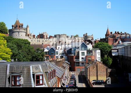 Blauer Himmel über Stadt und Schloss Windsor. Stockfoto