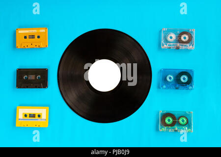 Ansicht von oben alte Schallplatten und Kassette auf blauem Hintergrund Stockfoto