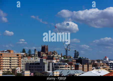 Turmdrehkran auf dem Gebäude in der Stadt Newcastle mit blauer Himmel. Stockfoto