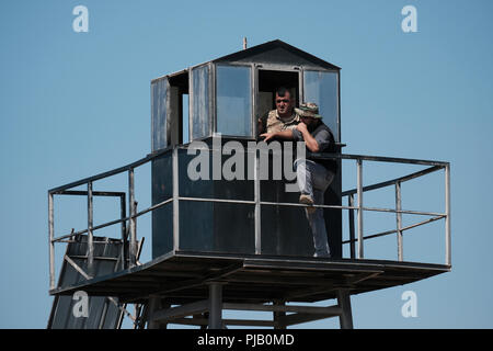 Mitglieder der libanesischen Streitkräfte stehen auf einem Wachturm auf der libanesischen Seite der Grenze zu Israel in der Nähe des Rosh Hanikra Crossing, auch bekannt als Ras Al Naqoura Crossing. Stockfoto