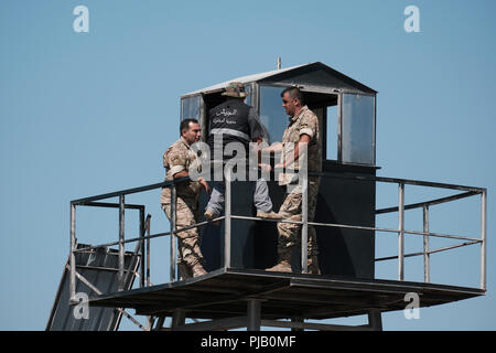Mitglieder der libanesischen Streitkräfte stehen auf einem Wachturm auf der libanesischen Seite der Grenze zu Israel in der Nähe des Rosh Hanikra Crossing, auch bekannt als Ras Al Naqoura Crossing. Stockfoto