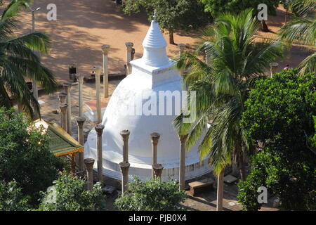 Weiß buddhistische Stupa in Sri Lanka Stockfoto