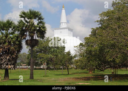 Weiß buddhistische Stupa in Sri Lanka Stockfoto