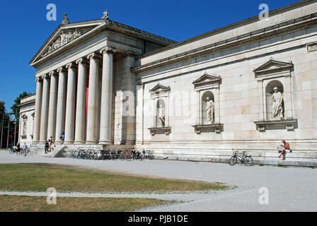 Ein Mann liest Zeitung außerhalb des ikonischen Glyptothek Königsplatz, München, Deutschland Stockfoto