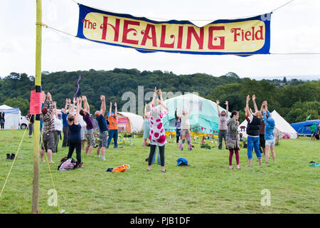 Newport, Wales - 16.August: Ein Kreis von Menschen Yoga in das heilende Feld am 16 Aug 2015 im Green Gathering Festival Stockfoto