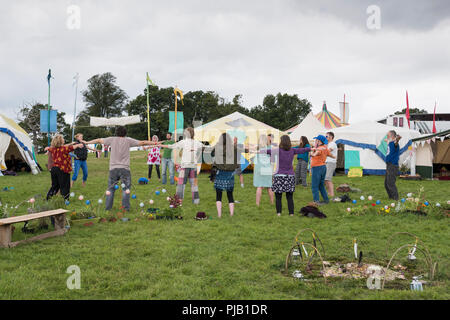 Newport, Wales - 16.August: Ein Kreis von Menschen Yoga in das heilende Feld am 16 Aug 2015 im Green Gathering Festival Stockfoto