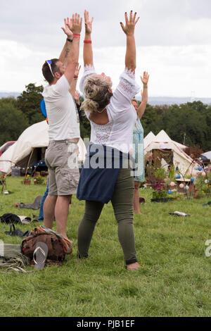 Newport, Wales - 16.August: Ein Kreis von Menschen Yoga in das heilende Feld am 16 Aug 2015 im Green Gathering Festival Stockfoto