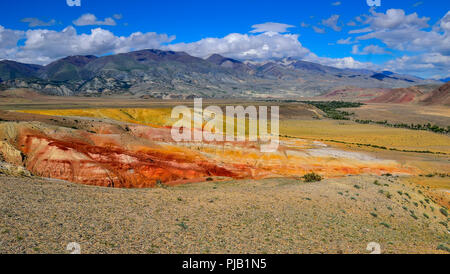 Blick auf unrealy schöne bunte Ton Klippen in Kyzyl-Chin (Kisil-Chin) Tal, Altai Gebirge, Russland. Sommer Landschaft, die Marsianischen aufgerufen wird, w Stockfoto