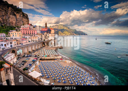 Atrani. Luftaufnahme von Atrani berühmten Dorf an der Küste von Amalfi Küste, Italien. Stockfoto