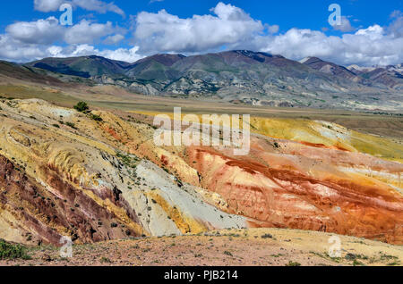 Blick auf unrealy schöne bunte Ton Klippen in Kyzyl-Chin (Kisil-Chin) Tal, Altai Gebirge, Russland. Sommer Landschaft, die Marsianischen aufgerufen wird, w Stockfoto