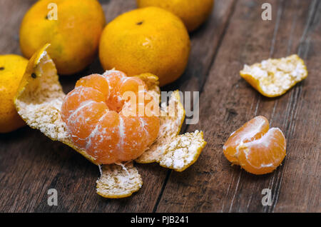 Reif Mandarin Obst geschält und auf Holztisch. Stockfoto