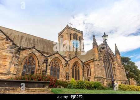 Historische St Mary's Church in Scarborough, North Yorkshire steht hoch über der Altstadt, gerade unter Scarborough Castle. Stockfoto