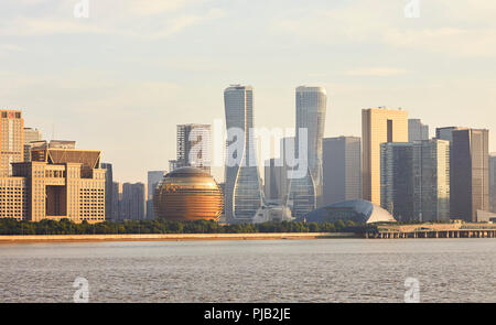 Die Skyline von Hangzhou mit Blick auf Raffles City Hangzhou. Raffles City Hangzhou, Hangzhou, China. Architekt: UNStudio, 2017. Stockfoto