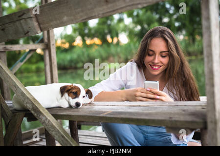 Casual Nachmittag mit Ihrem kleinen Freund auf dem Fluss dock Stockfoto