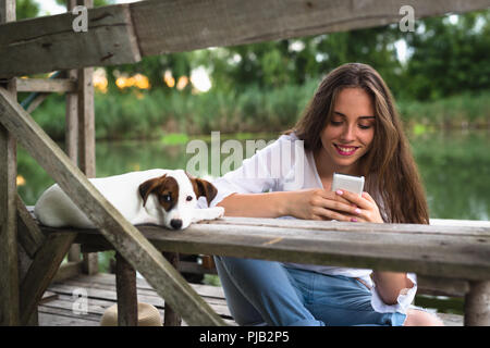 Casual Nachmittag mit Ihrem kleinen Freund in der Natur Stockfoto