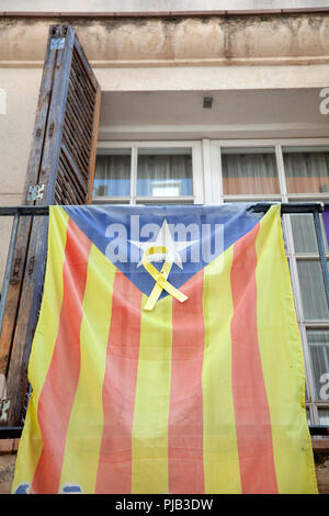 Estelada Flagge der katalanischen Unabhängigkeit hängen vom Balkon in Sitges, Spanien Stockfoto