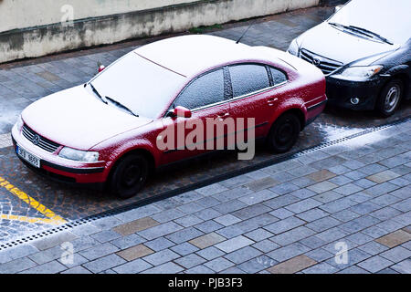 Autos auf der Straße geparkt und mit Schnee bedeckt Stockfoto