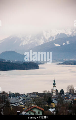 Der Wolfgangsee in Oberösterreich und die Zwiebelkuppel des Klosters St. Gilgen. Stockfoto