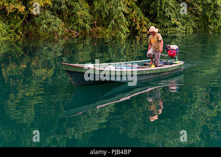 Lokalen thailändischen Mann Lebensmittel liefern an die schwimmende Bungalows auf chiew Lan Lake Khao Sok Nationalpark Thailand Stockfoto