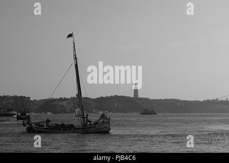 Blick über den Fluss Tolgus Lissabon Boote und Pointe 25 Abril Brücke Stockfoto