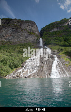 Friaren Wasserfall vom Schiff Kreuzfahrt im Geirangerfjord Stockfoto