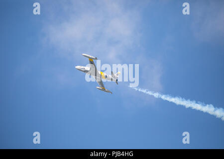 T-33 Jet fliegen in einem blauen Himmel Stockfoto