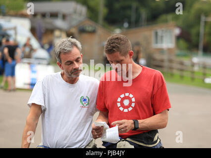 Trevor Willis (in Weiß) dreimal Britische Hill Climb champion Chats mit 6 mal Britische Hill Climb champion Scott Moran (in Rot). Stockfoto