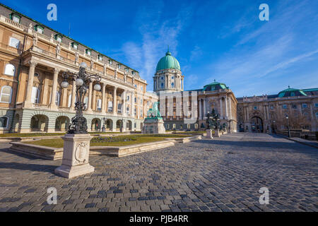 BUDAPEST/UNGARN - Februar 02, 2012: Seitenansicht des historischen Budaer Burg in der Hauptstadt des Landes, schoß im Winter sonnige Tag genommen Stockfoto