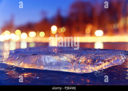 Ice mit Beleuchtung und Reflexionen am Abend Winter in der Valea Morilor Park, Chisinau Stockfoto