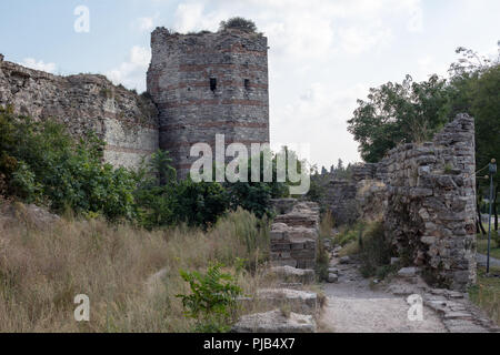Ruinen der Mauern von Konstantinopel. Das berühmte Zeile des Theodosian Wänden wurde im 5. Jahrhundert. (heute Istanbul in der Türkei) Stockfoto