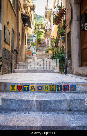 TAORMINA, ITALIEN - Oktober 16, 2014: Bunte schreiben "ich liebe Geschrieben von Taormina auf den Treppen mit typischen Keramik Vasen Trinacria. Schönes Detail von s Stockfoto
