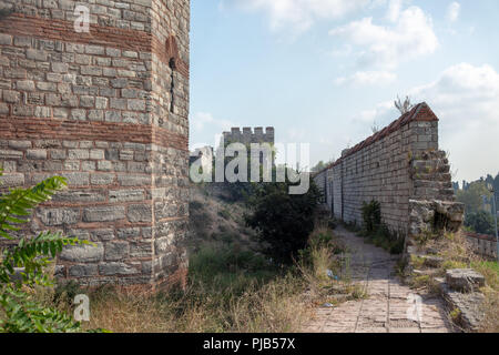 Ruinen der Mauern von Konstantinopel. Das berühmte Zeile des Theodosian Wänden wurde im 5. Jahrhundert. (heute Istanbul in der Türkei) Stockfoto