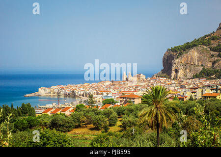 CEFALU/Sizilien - 15. SEPTEMBER 2011: Cefalu Sommer Tag Panorama der Stadt von der Anhöhe genommen Stockfoto