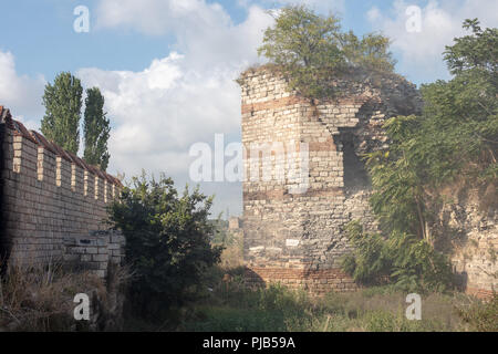 Ruinen der Mauern von Konstantinopel. Das berühmte Zeile des Theodosian Wänden wurde im 5. Jahrhundert. (heute Istanbul in der Türkei) Stockfoto