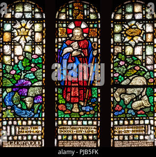 Der Gute Hirte, eine Gedenktafel Fenster, durch die Bromsgrove Gilde 1933, St. Oswald's Kirche, Ashbourne, Derbyshire, Großbritannien Stockfoto