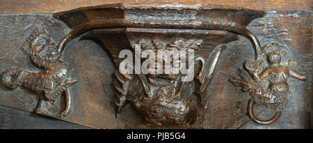 Stoppen und denken! Vorsicht vor 'Pride', 'Versuchung' und 'Vanity', mittelalterliche Misericord, All Saints Church, Bakewell, Derbyshire, UK Stockfoto