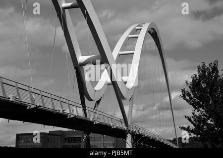 Schwarz und Weiß, natürlich beleuchteten Bild des legendären Infinity Brücke überspannt den Fluss-T-Stücke in Stockton-on-Tees, Großbritannien. Stockfoto