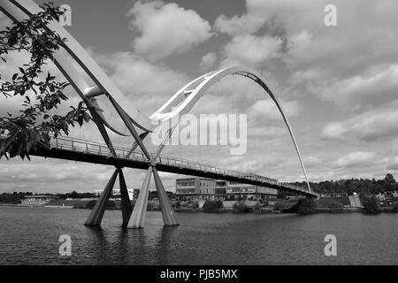 Schwarz und Weiß, natürlich beleuchteten Bild des legendären Infinity Brücke überspannt den Fluss-T-Stücke in Stockton-on-Tees, Großbritannien. Stockfoto