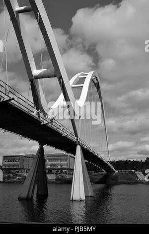 Schwarz und Weiß, natürlich beleuchteten Bild des legendären Infinity Brücke überspannt den Fluss-T-Stücke in Stockton-on-Tees, Großbritannien. Stockfoto