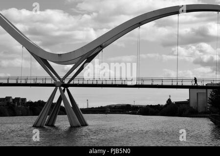 Schwarz und Weiß, natürlich beleuchteten Bild des legendären Infinity Brücke überspannt den Fluss-T-Stücke in Stockton-on-Tees, Großbritannien. Stockfoto