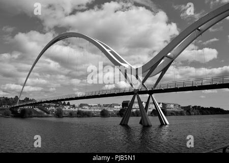 Schwarz und Weiß, natürlich beleuchteten Bild des legendären Infinity Brücke überspannt den Fluss-T-Stücke in Stockton-on-Tees, Großbritannien. Stockfoto