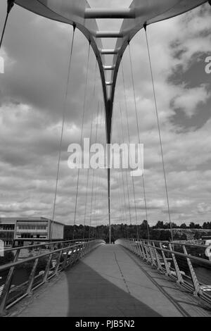 Schwarz und Weiß, natürlich beleuchteten Bild des legendären Infinity Brücke überspannt den Fluss-T-Stücke in Stockton-on-Tees, Großbritannien. Stockfoto