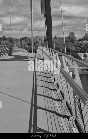 Schwarz und Weiß, natürlich beleuchteten Bild des legendären Infinity Brücke überspannt den Fluss-T-Stücke in Stockton-on-Tees, Großbritannien. Stockfoto