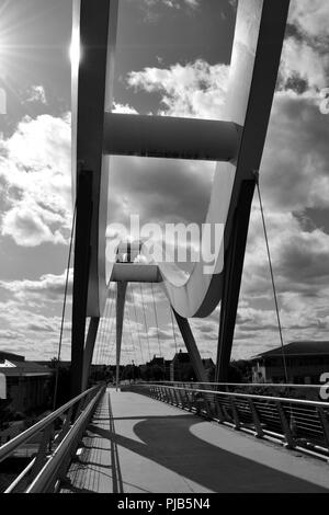 Schwarz und Weiß, natürlich beleuchteten Bild des legendären Infinity Brücke überspannt den Fluss-T-Stücke in Stockton-on-Tees, Großbritannien. Stockfoto