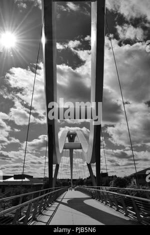 Schwarz und Weiß, natürlich beleuchteten Bild des legendären Infinity Brücke überspannt den Fluss-T-Stücke in Stockton-on-Tees, Großbritannien. Stockfoto