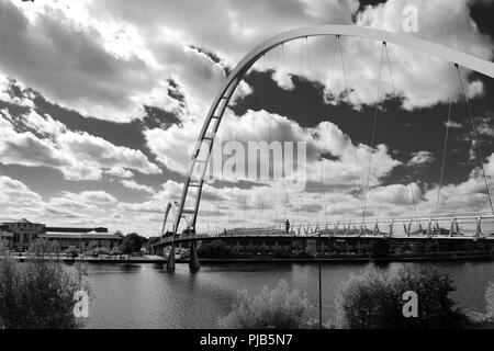 Schwarz und Weiß, natürlich beleuchteten Bild des legendären Infinity Brücke überspannt den Fluss-T-Stücke in Stockton-on-Tees, Großbritannien. Stockfoto