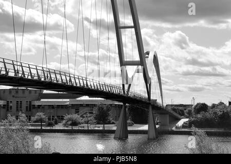 Schwarz und Weiß, natürlich beleuchteten Bild des legendären Infinity Brücke überspannt den Fluss-T-Stücke in Stockton-on-Tees, Großbritannien. Stockfoto